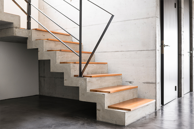 Treppe aus Beton und Holz